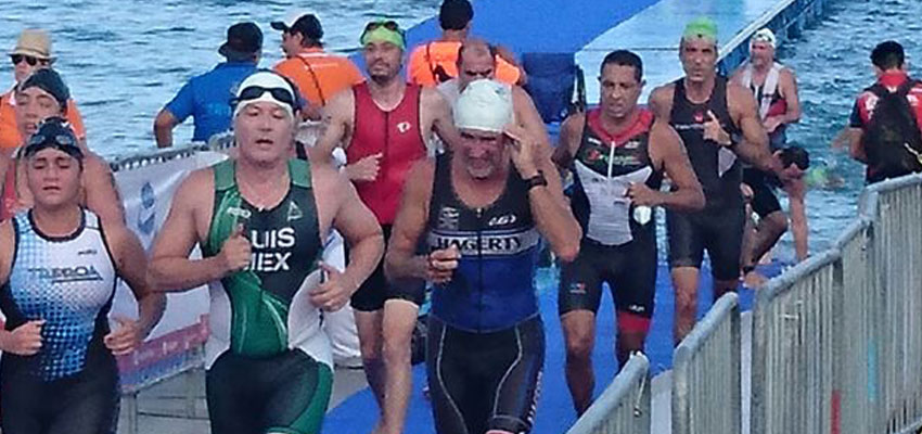 Luis Arriola saliendo de la etapa de la natación.