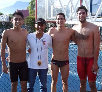 Juan José López, Jaime González y Alejandro Escudero, con el coach Marco A. Sánchez.